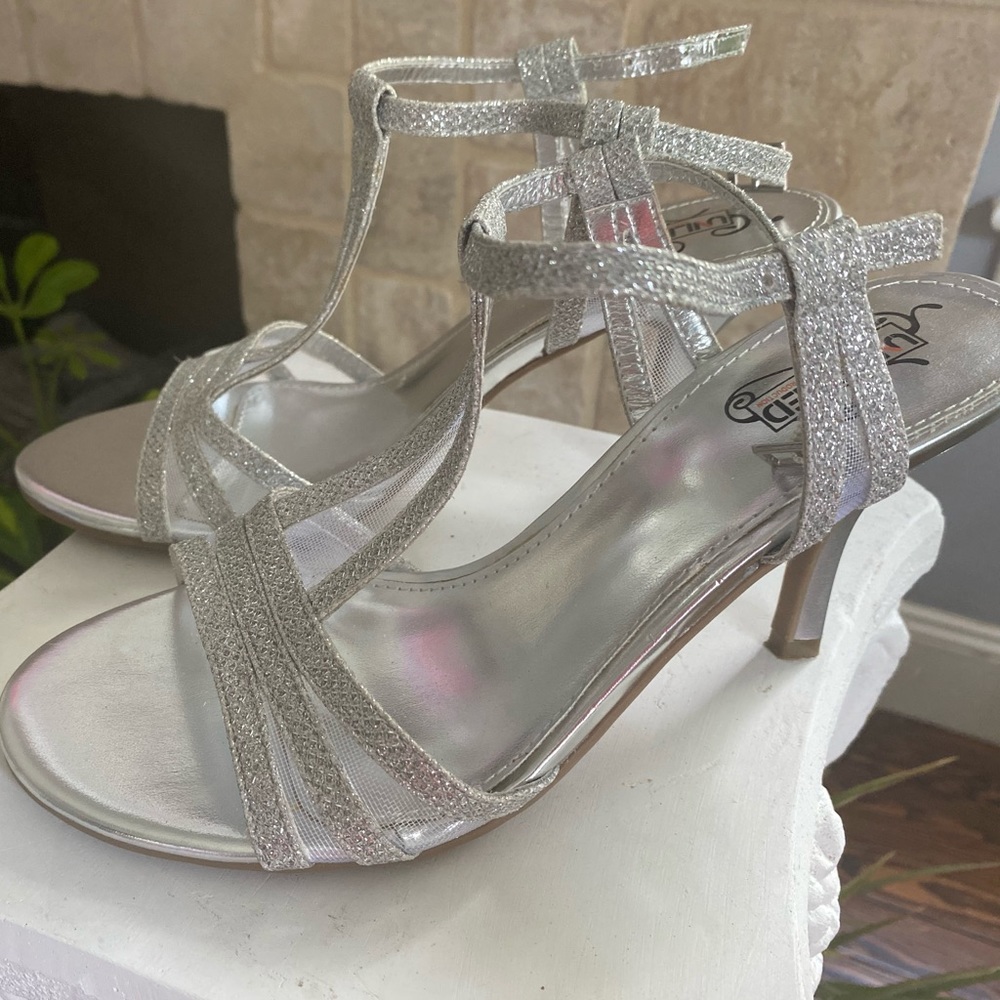 Silver sparkly Kenneth Cole high heels. Sz 8